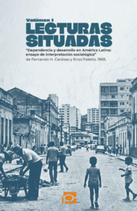 Portada del libro "Lecturas Situadas. Volúmen 1" sobre "Dependencia y desarrollo en América Latina" de Fernando H. Cardoso y Enzo Faletto (1969), con una fotografía en tono azul de una calle urbana latinoamericana.